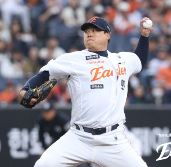 [KBO]첫 타자 잡자마자 터졌다!!," 류현진 통산 1600K 삼진 달성에 감독까지 달려나간 이유는?"