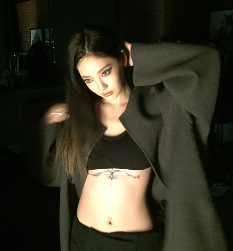 에스파 닝닝, 가슴 아래 대형 타투 공개? 캐나다 해밀턴서 포착된 파격 스타일