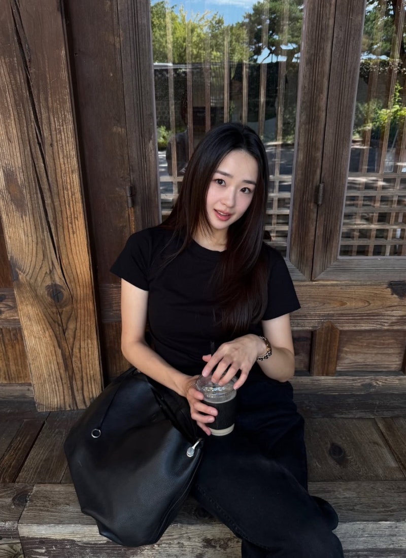 손연재, 20대인 줄 알았는데…북촌서 입은 ‘올블랙’ 자세히 보니 가방·신발이 남달랐다