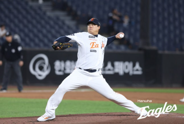 “도대체 얼마나 더 잘 던져야 하나” 류현진 6이닝 9K 무실점에도 10승 무산…내려가자마자 2....
