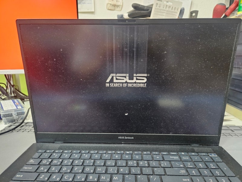 ASUS 젠북 프로 17 UM6702R 화면 세로줄 액정 교체