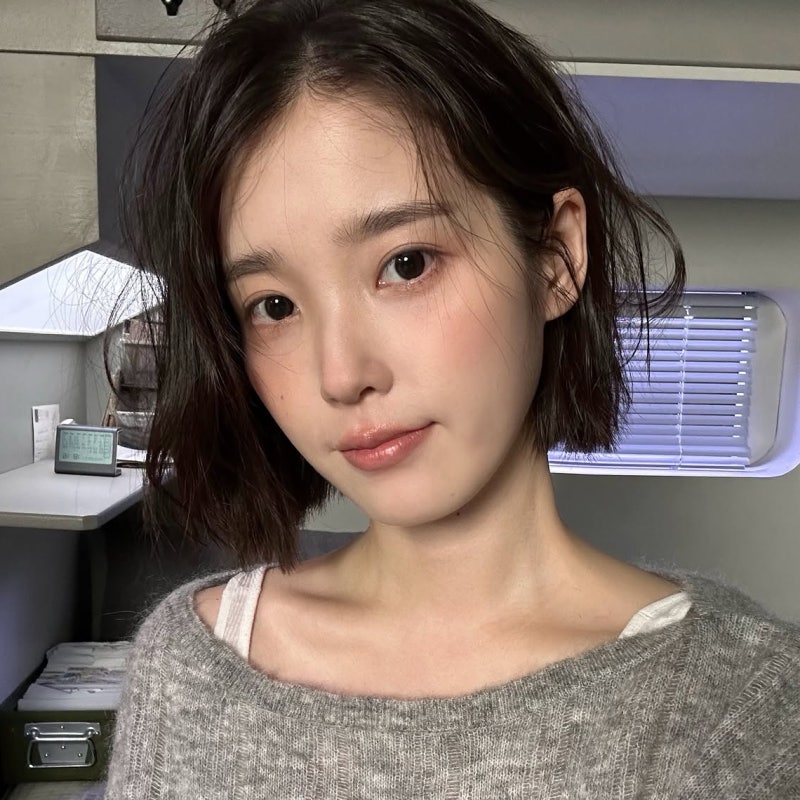 아이유 회색 니트 코디, 청바지만 입었는데 왜 예쁘지? 가디건도 이렇게!