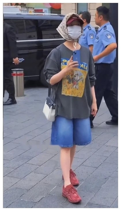 아이유 알아보기 힘들었던 상하이 사복 패션, 티셔츠 한 장 가격에 숨은 반전 정리