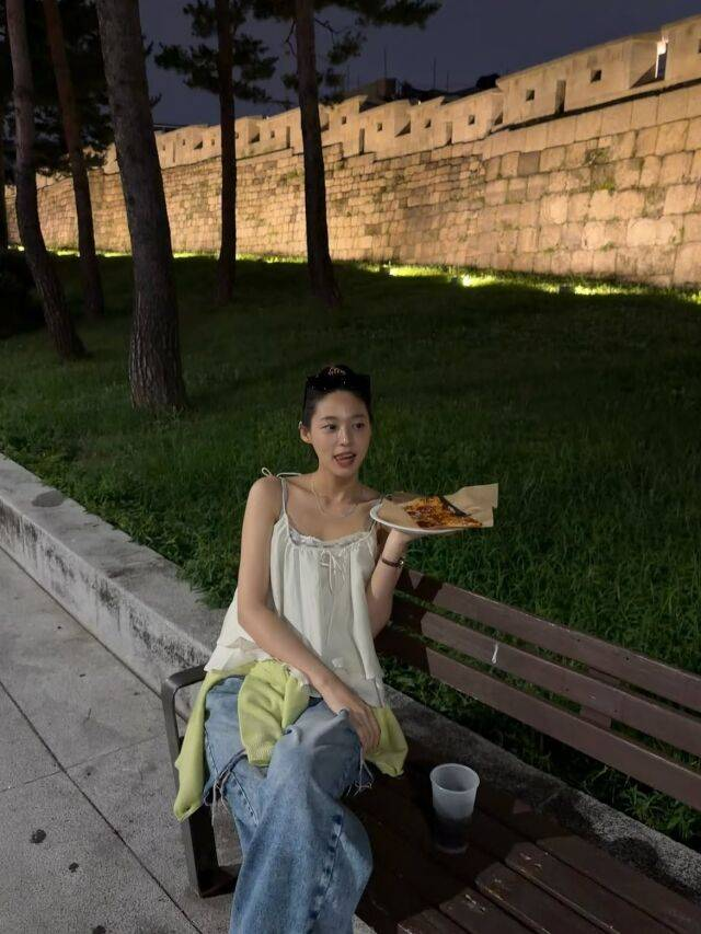 설현, 신당동 성곽길에서 즐긴 가을 나들이…피자 한 조각도 '화보'