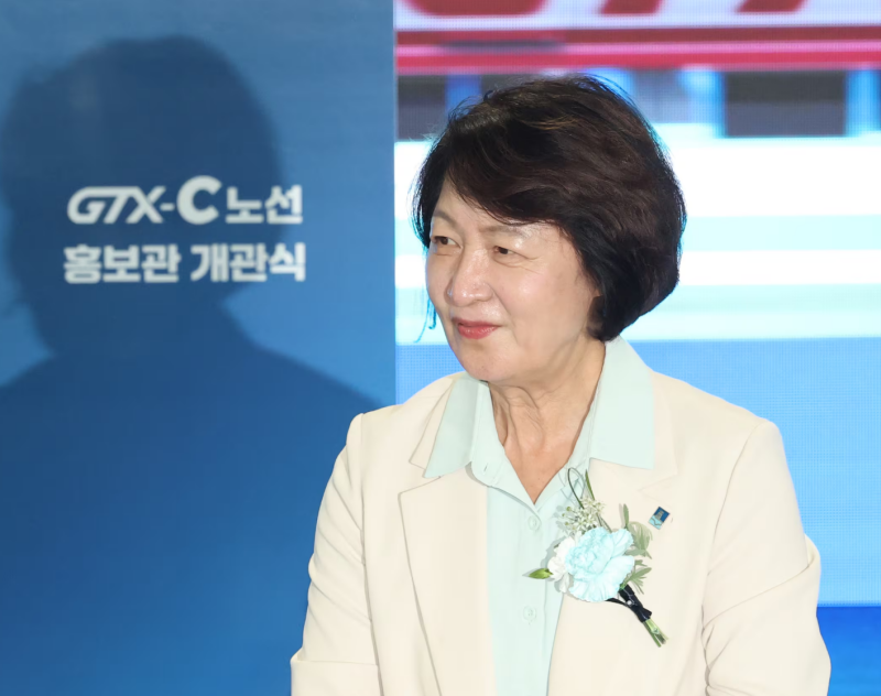추미애 12억 관사·7700만원 관용차 논란, 사퇴 청원 3만명…김동연까지 맞붙은 이유