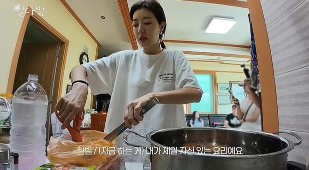 배우 박한별, 12인분 아침밥도 거뜬…결혼 10년차 두 아들맘의 ‘요리 실력’ 공개