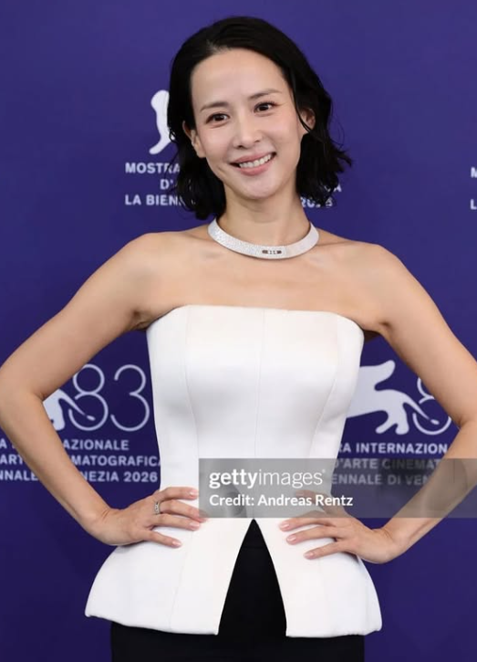 “그냥 드레스인 줄 알았는데…” 조여정, 베니스 사진 자세히 봤더니