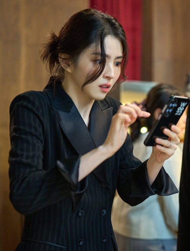한소희 ‘인턴’ 개봉, 패션회사 CEO룩이 세련돼 보이는 이유