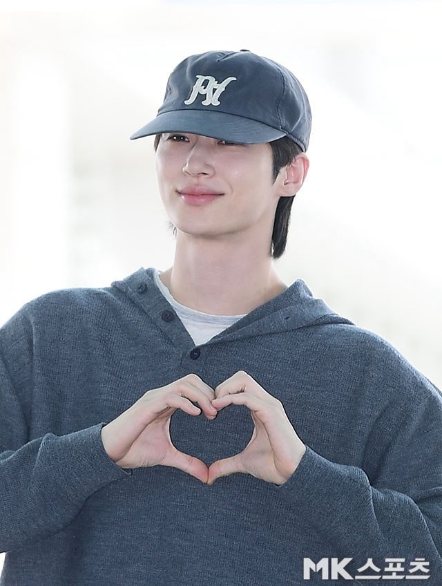 변우석, 싱가포르 팬미팅 위해 출국 ‘The Secret Library’