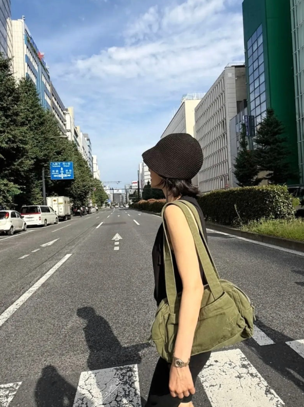 송혜교 9만원대 숄더백 사복 아이템, 알고 보니 강동원 브랜드?