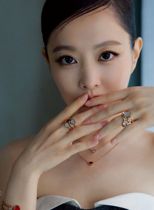 박보영 맞아? 앞머리 싹 넘기고 오프숄더까지…한 장이 특히 달랐다