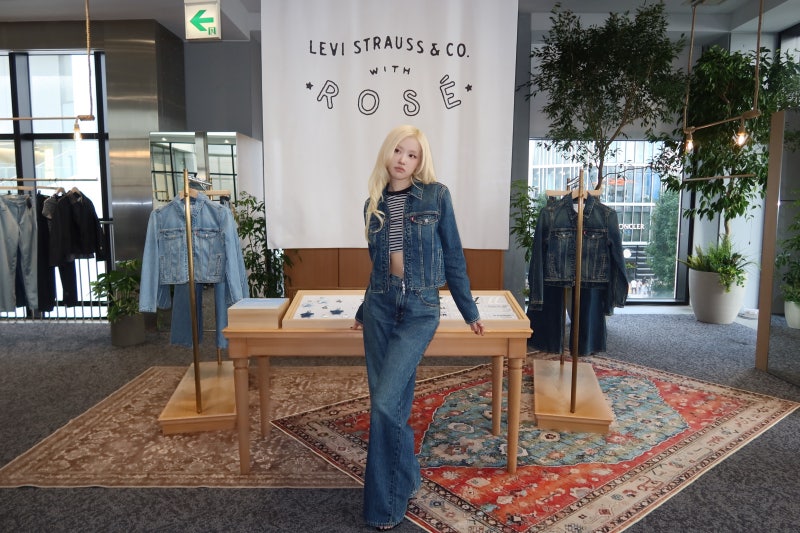 리바이스 성수 팝업에서 로제 콜라보 루즈 부츠진, 데님 트러커 자켓으로 가을 옷 코디하기 *....
