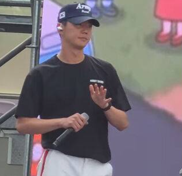 "군대 체질이네!" 이준영, 군 복무 중 살 오른 훈훈 근황... 지역 축제 무대 찢은 댄스 삼매경 ....