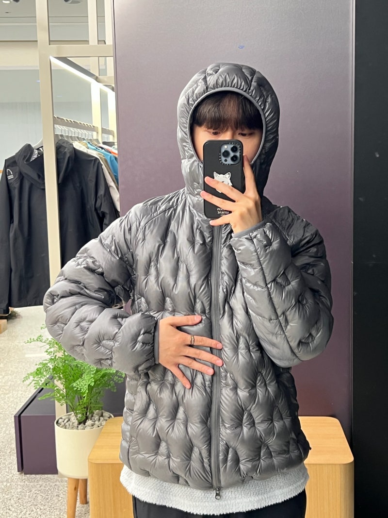 시에라디자인 경량패딩 안 입을 때도 챙겨 다니는 하프돔 구스다운