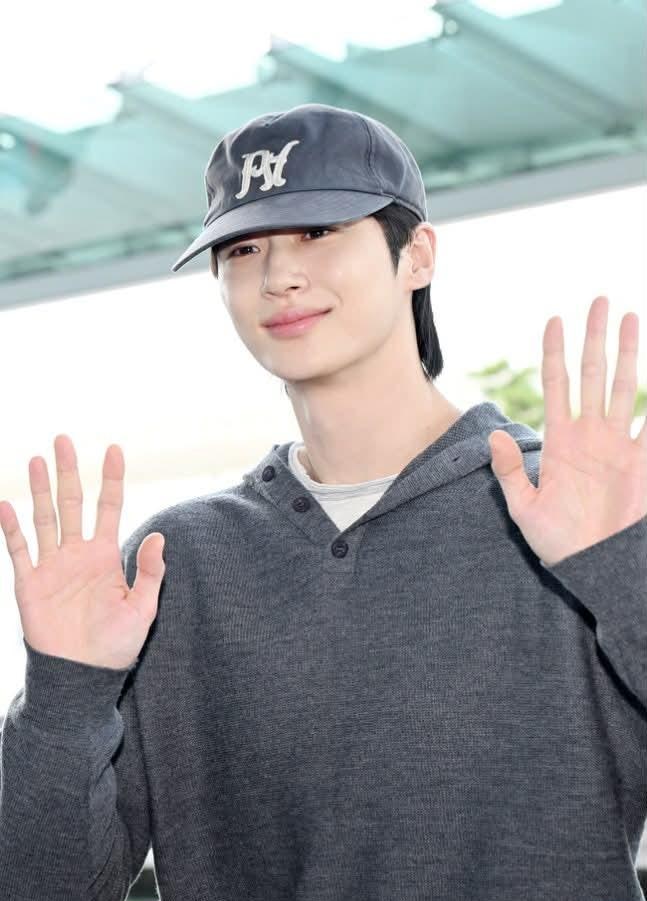 변우석, 싱가포르 팬미팅 인천공항 출국현장~!!공항에서도 빛난 다정한 팬서비스~^^