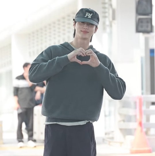 변우석 오늘 싱가포르 출국, 후드티 공항패션에도 숨길 수 없는 비율