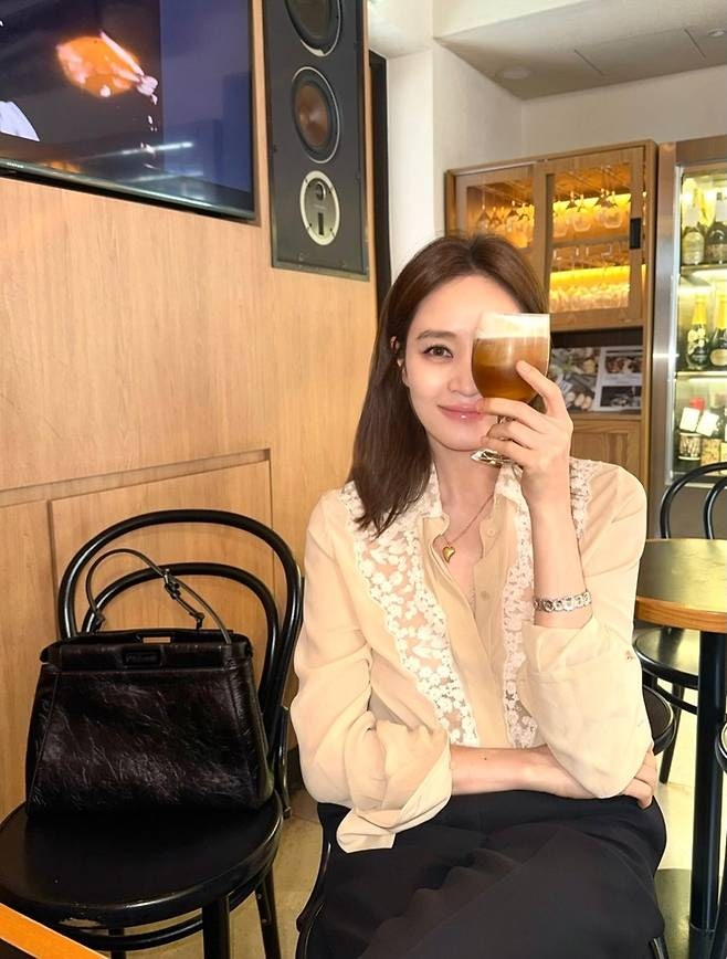 김혜수 56세 일상패션, 블라우스보다 더 궁금했던 블랙 가방 정체