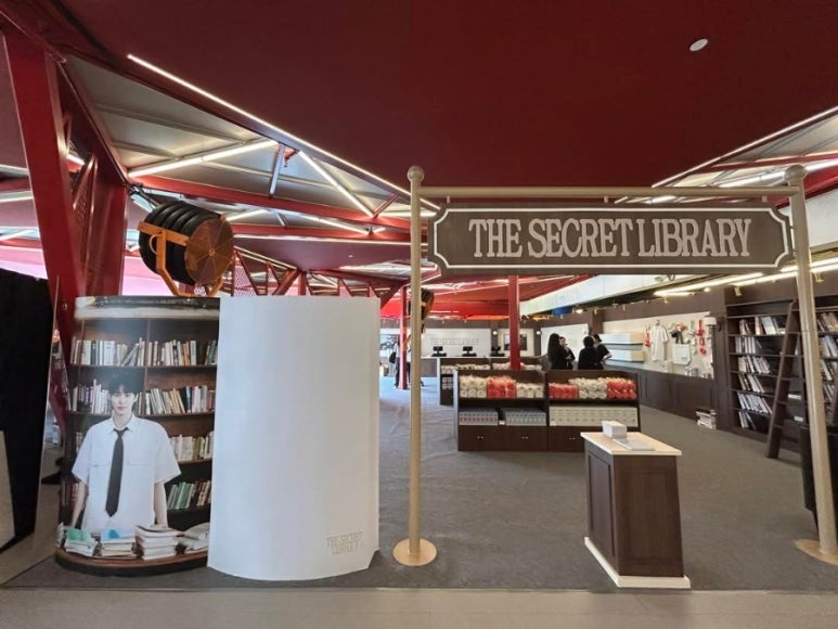변우석 싱가포르 팬미팅 D-1, ‘The Secret Library’ 팝업스토어가 먼저 열렸다.