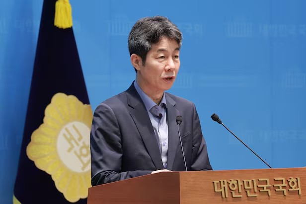 친문 윤건영 "李 지지율 이반 심각· · · 국민 신뢰 철회 단계"