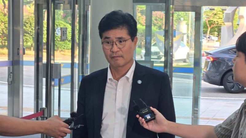 경찰, '식비 대납 허위사실 공표' 혐의 이원택 전북지사 검찰 송치