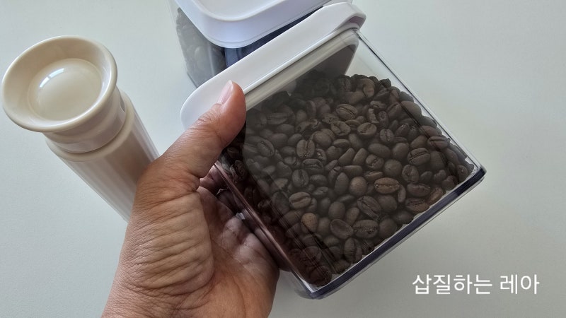 커피 보관하려고 다이소 진공 저장용기 구입했다.