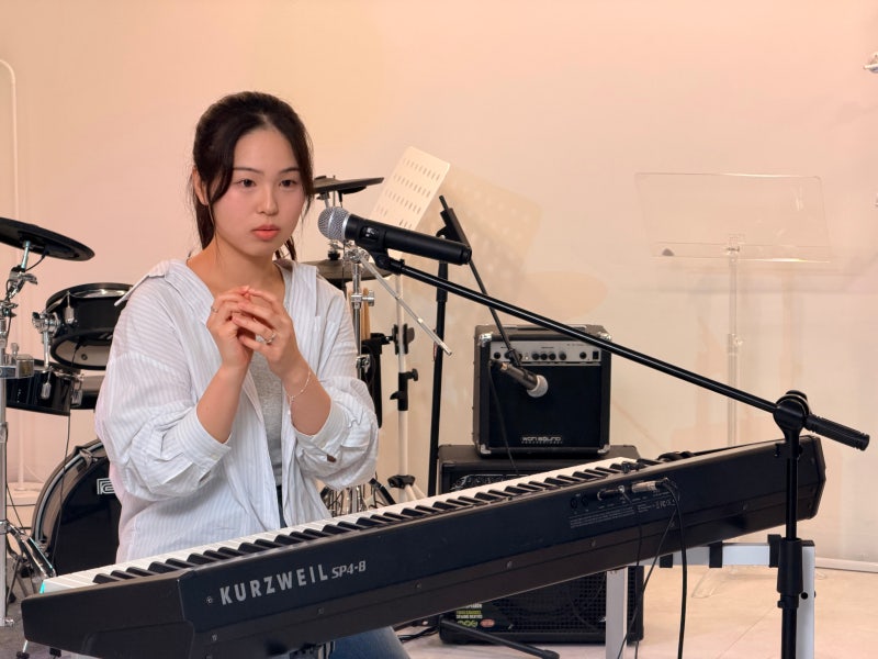 오늘은뮤직 안산점 라운지에서 피아노를 치며 연주 영상을 남기는 수강생