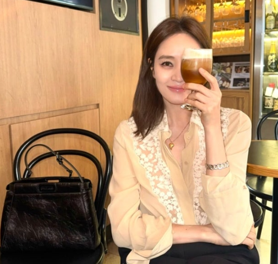 김혜수 레이스 블라우스에 슬랙스 하나, 가을엔 이렇게 입으면 됐네
