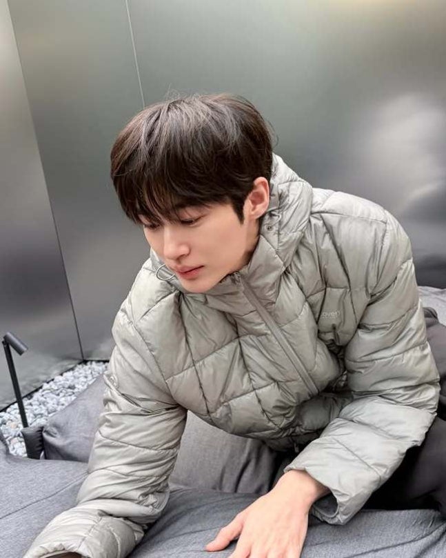 변우석, 경량 패딩 겨울룩 누워서 찍어도 남다른 비율