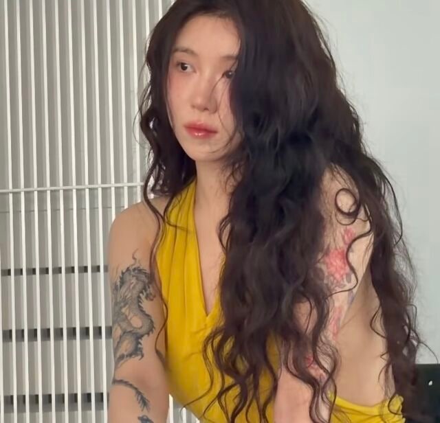 머스터드 컬러 드레스 사이로 드러난 백예린의 반전 실체