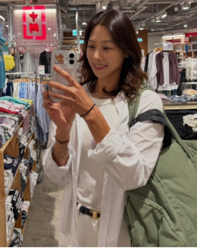 장신영 일본 포착, 강경준과 함께? 올화이트 여행룩보다 궁금했던 촬영자