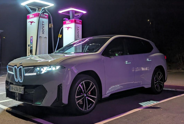 2026 BMW iX3, 전기차인데 600km 넘게 간다? 이번엔 완전히 다른 차다