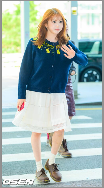 엔믹스 지우 공항패션, 바르셀로나 출국길 포착…가을엔 결국 ‘이 신발’이었다 (실시간 공....