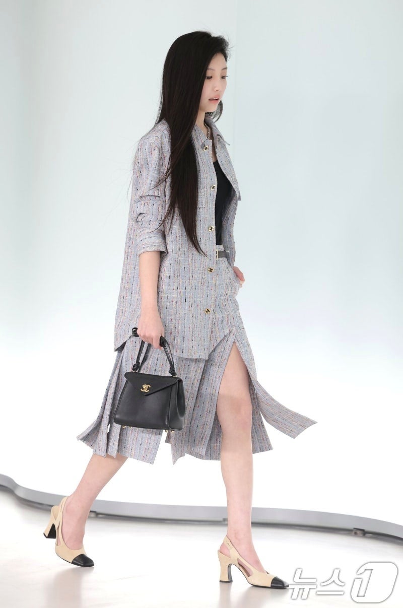 ILLIT Wonhee Walks the Runway with Chanel! Latest Airport Fashion Analysis