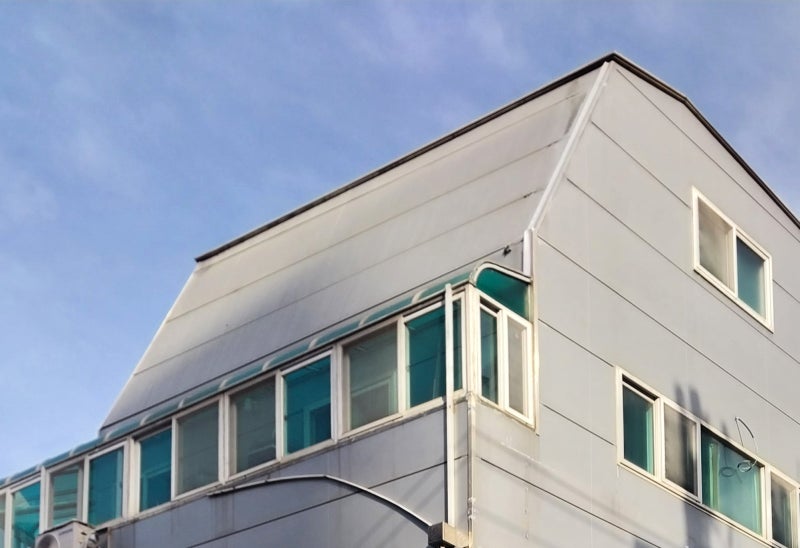 단열과 누수가 걱정되던 지붕에서 확실한 단열·방수 지붕으로 (좌: 지붕 시공전 / 우: 지붕 시공후)
