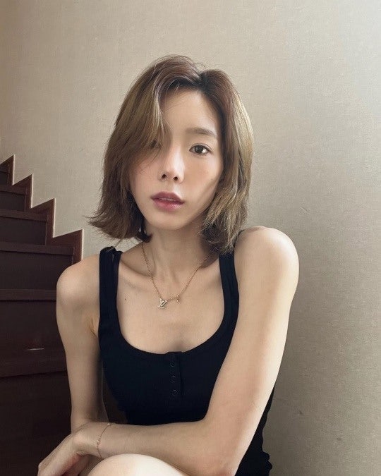 10년 지킨 긴머리 결국 싹둑… 태연 셀카 한 장에 컴백설까지 터졌다