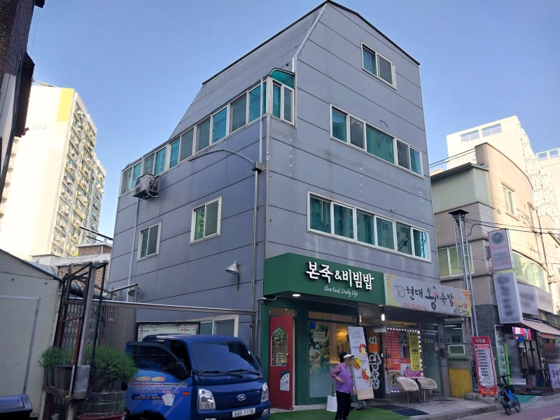 오래된 금속패널 외벽, 방수와 단열이 취약했던 시공 전 모습