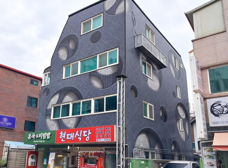 낡은 금속 패널 외벽에서 단열·방수·맞춤디자인을 갖춘 외벽으로 (좌: 외벽 시공전 / 우: 외벽 시공후)