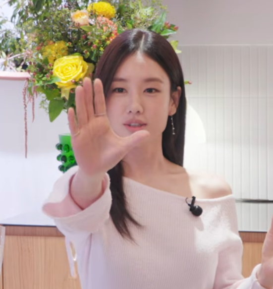 얼마나 예뻤길래..  8만원대 니트 입었는데 어디 거냐고 질문 쏟아진 안은진 패션