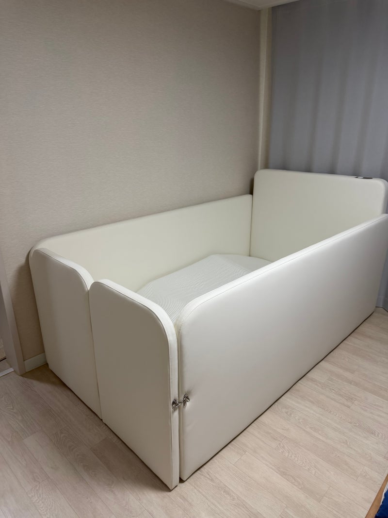 [육아템 리뷰] 키디몽드 아나바 아기침대 내돈내산｜83cm 높은가드 조명 데이베드 후기