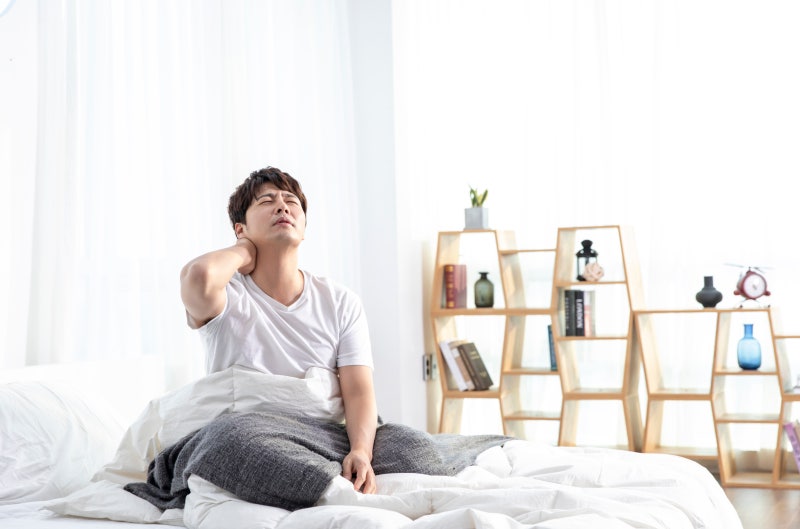 자고 일어난 뒤 한쪽 목이 돌아가지 않는다면, 급성 경추 염좌와 근육 경직의 초기 관리법