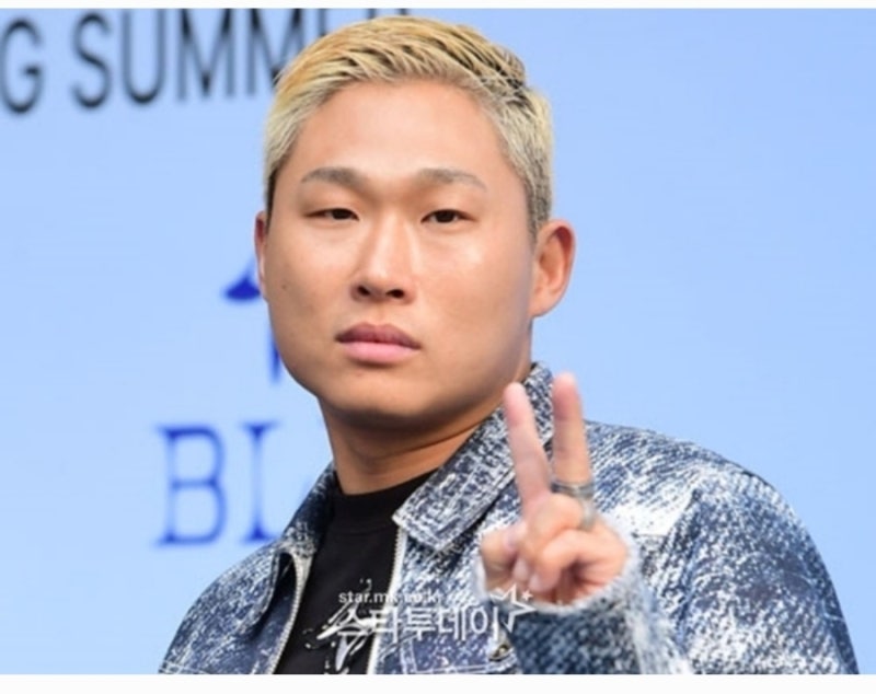 마이 네임 이즈 존”…‘타짜4’ 배우로 변신한 스윙스, 무대인사서 영어 실력까지 터졌다