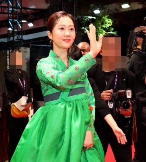 “해외 영화제인데 드레스 대신 한복을 입었다” 염정아, 토론토 레드카펫서 시선 싹쓸이한 ....