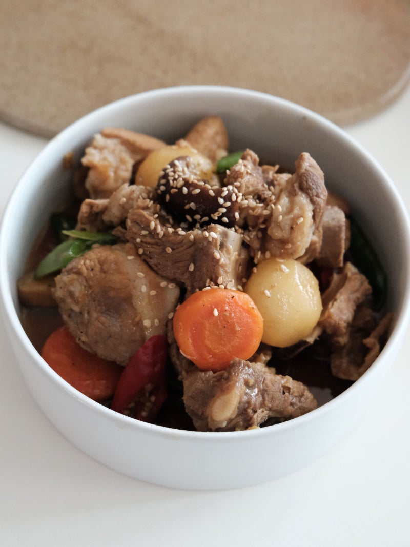 부드럽고 고기 누린내 나지 않는 돼지갈비찜 만드는 법