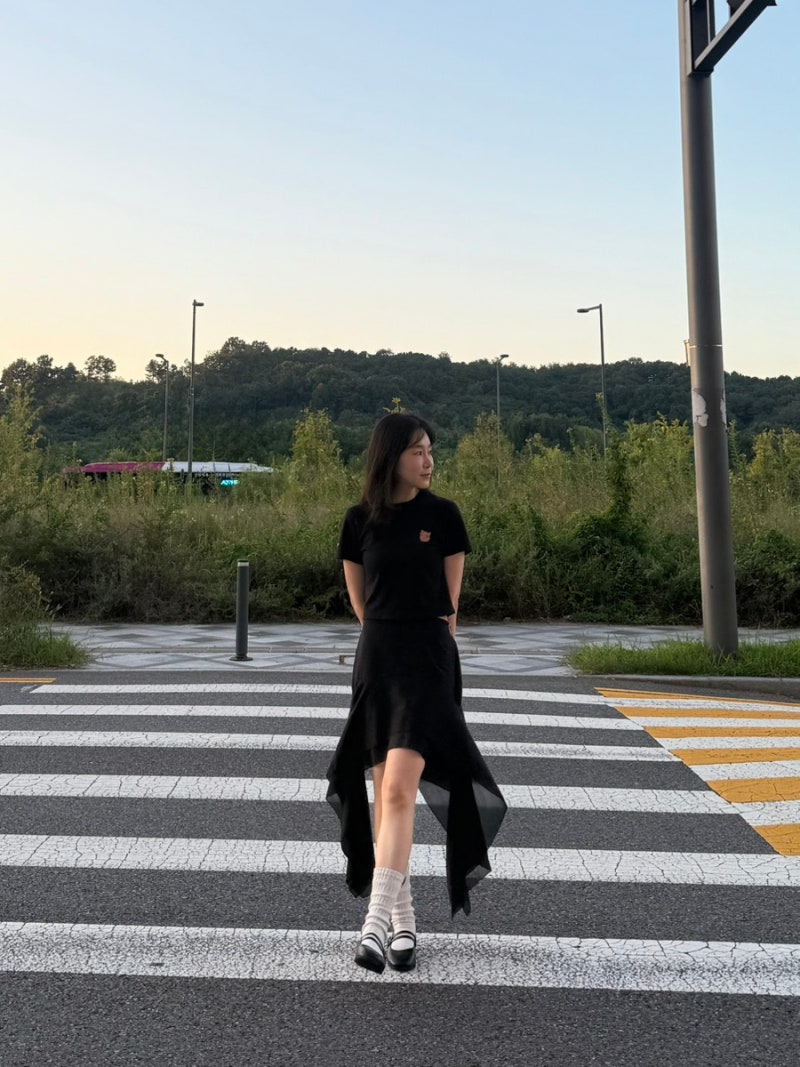 더일마 언발란스 스커트로 완성한 발레코어 블랙 코디, 가을 착장 리뷰