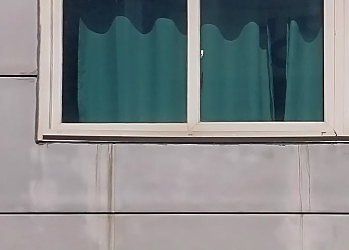 반복되는 누수 문제로 외벽과 지붕의 전체적인 보수가 필요했던 건물