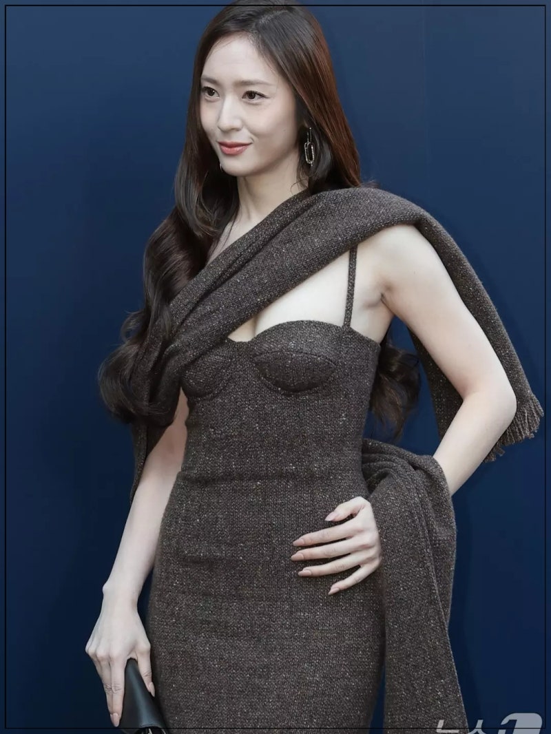 크리스탈 정수정 브라운 드레스, 한쪽 어깨 디테일 뭐길래?