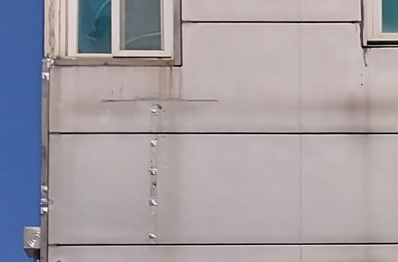 반복되는 누수 문제로 외벽과 지붕의 전체적인 보수가 필요했던 건물