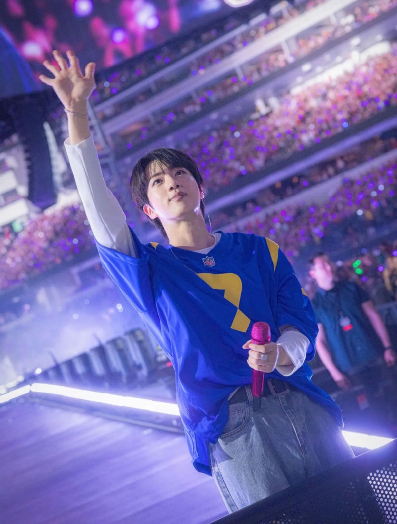 방탄소년단 진, 아이돌픽 69주 연속 1위…스포티파이 빌리언스클럽까지 겹경사