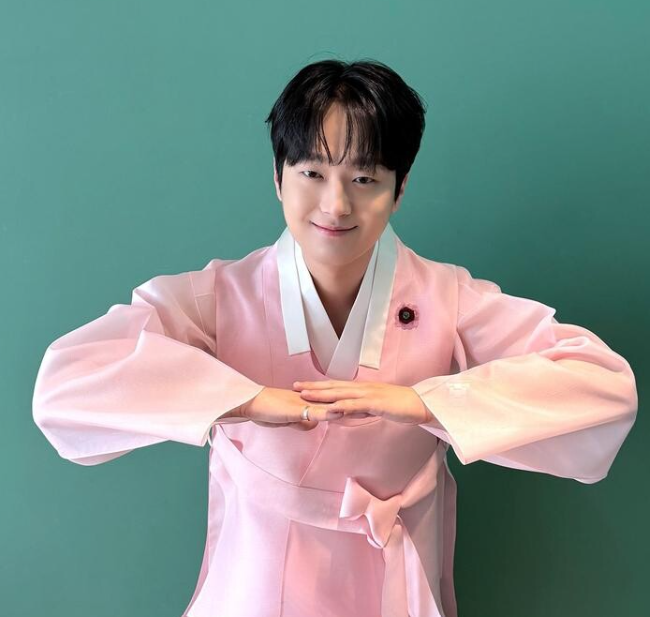 “추석만 되면 이 옷을 꺼낸다” 한복 인사가 유독 잘 어울리는 이 사람, 게다가 호감형 1위.....
