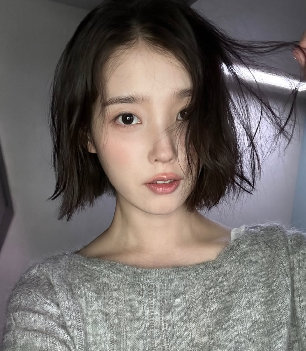 "단발병 유발자 귀환"… '33세' 아이유, 풋풋한 10대 비주얼 화제